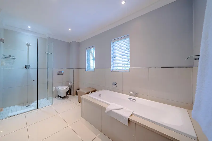 300s_1_bedroom_bathroom