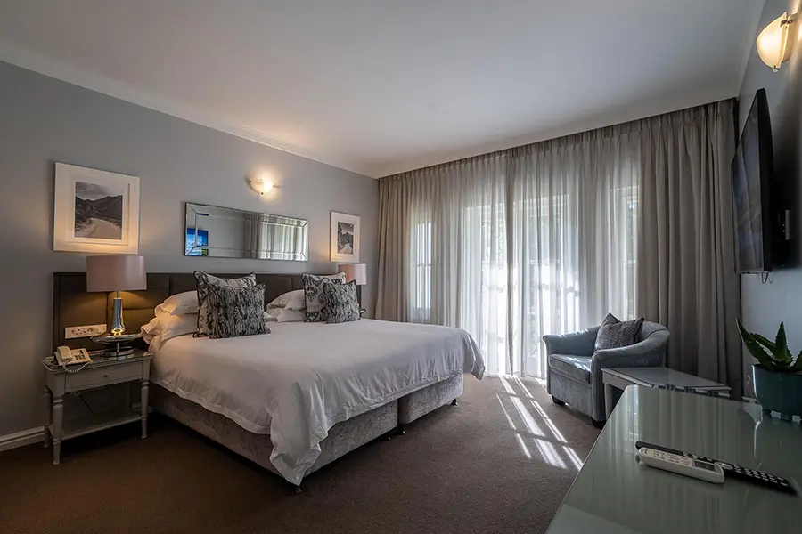 300s_1_bedroom_suite-bedroom_king-11