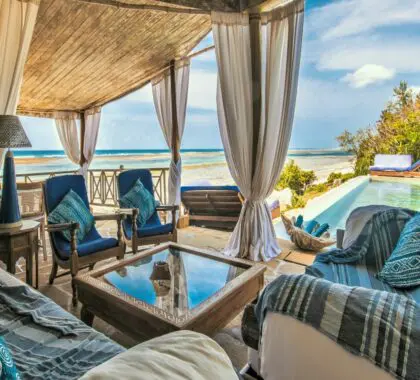 Relájese en los cómodos sofás con mullidos cojines del salón y la espaciosa veranda de la villa.