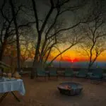 Una hermosa puesta de sol en Ghoha es el escenario perfecto para tomar una copa al atardecer.