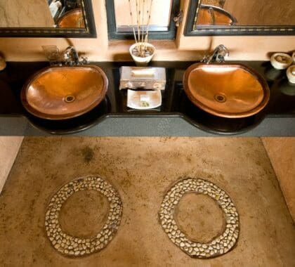 Hermosos tocadores dobles de cobre complementan los exclusivos cuartos de baño de Little Garonga.
