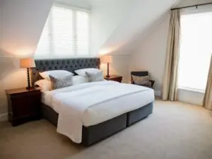 Las habitaciones, lujosamente decoradas, son espaciosas y contemporáneas, con un matiz clásico.