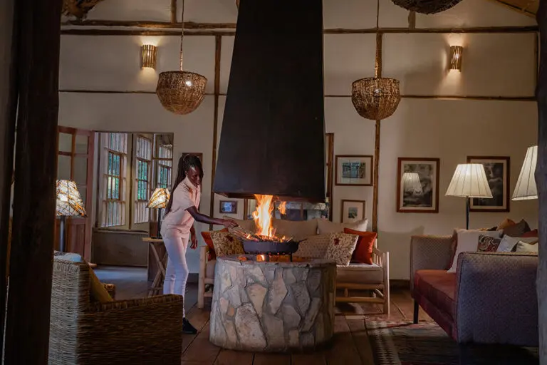 5-bwindi-lodge-fire-place-ah1i5588