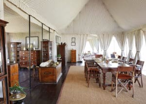 Saboree los sabores de África. San Camp tiene fama de ofrecer una cocina deliciosa e innovadora: piense en tartaletas de tomate fresco, tarta de tres capas de plátano y caramelo, y el mejor buey Wellington que haya probado jamás.