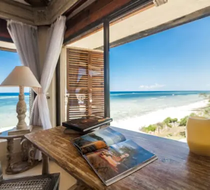 Los grandes ventanales de todas las suites ofrecen impresionantes vistas de la tranquila playa.