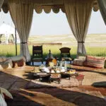 La magnífica tienda de té, desde la que los huéspedes pueden disfrutar de dulces manjares mientras contemplan los sobrecogedores paisajes de los salares de Makgadikgadi.