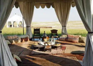 La magnífica tienda de té, desde la que los huéspedes pueden disfrutar de dulces manjares mientras contemplan los sobrecogedores paisajes de los salares de Makgadikgadi.