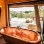 Sumérjase en las aventuras del día en una profunda bañera de cobre.