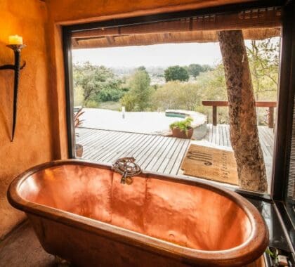 Sumérjase en las aventuras del día en una profunda bañera de cobre.