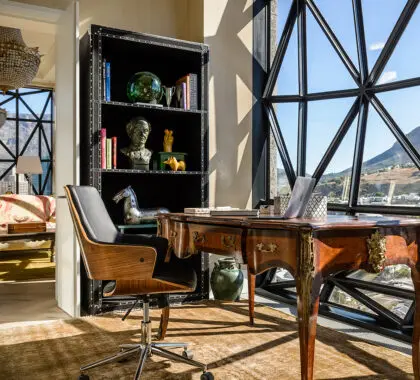 El ático de un dormitorio es la joya situada en la última planta de The Silo con vistas de triple aspecto de Ciudad del Cabo.