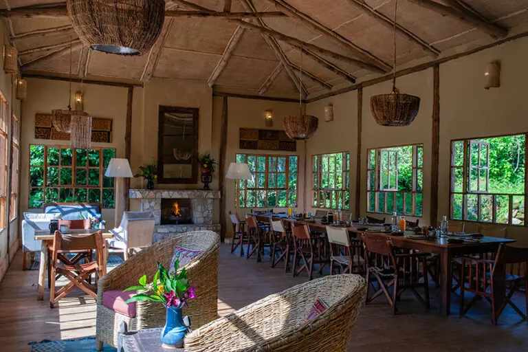 7-bwindi-lodge-dinning-area-ah1i5124-hdr