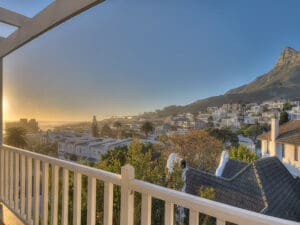 La Suite Penthouse, con cama doble y baño privado, tiene balcones con vistas a la bahía de Camps, Lions Head, Table Mountain Gondolier y los Doce Apóstoles.