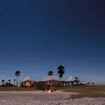 La ubicación de San Camp, junto al Parque Nacional de Makgadikgadi Pans, ofrece al visitante lo mejor de dos mundos: una sabana abierta rica en animales y unas salinas espectaculares y austeras.