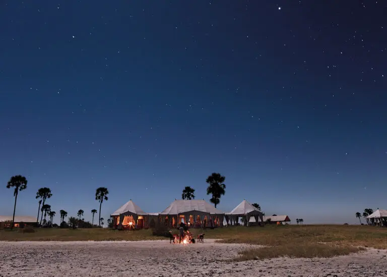 San Camp's location next to the Makgadikgadi Pans National Park gives the visitor the best of both worlds: game-rich open savannah as well as dramatic, stark salt pans.
