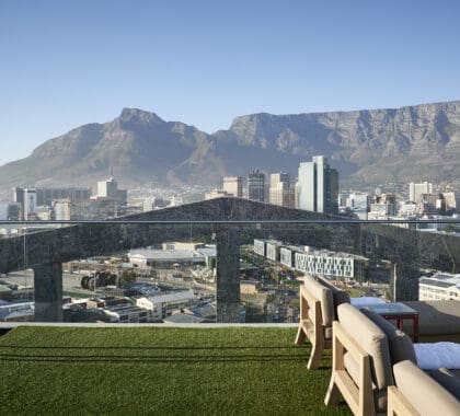 El Silo Rooftop ofrece a los huéspedes una experiencia relajada al aire libre con espectaculares vistas panorámicas de Ciudad del Cabo desde el edificio más alto del V&A Waterfront. 