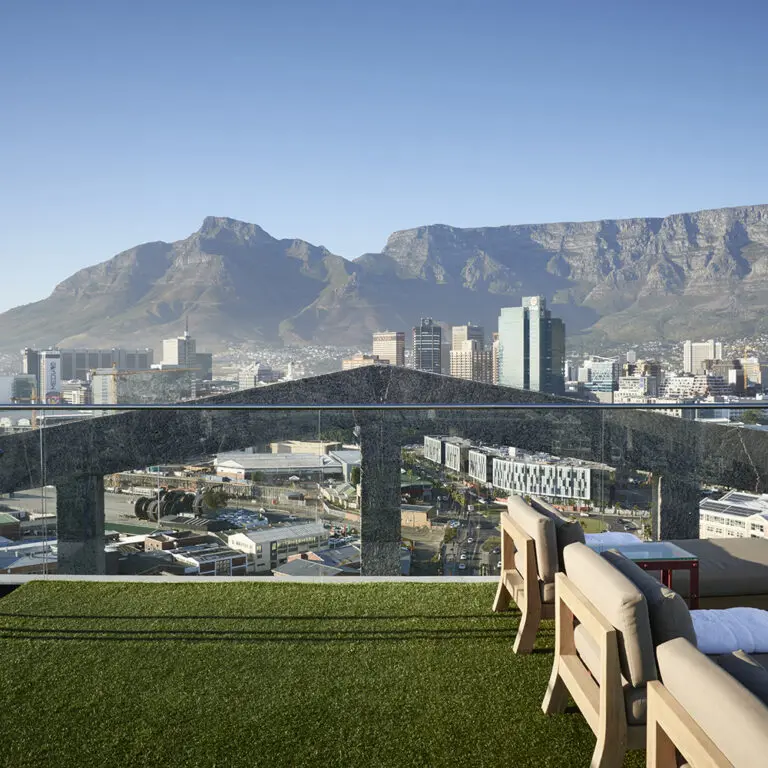The Silo Rooftop offers guests a relaxed, al fresco experience with spectacular panoramic views of Cape Town from the tallest building in the V&A Waterfront. 