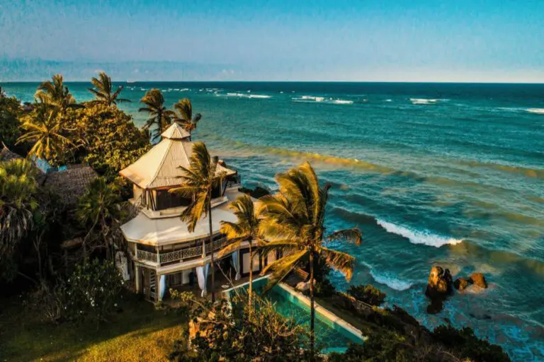 One of the most unique swimming pools on the Kenyan coast – featuring a giraffe-patterned bottom and looking out over the turquoise ocean.