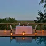 Una cena romántica junto a la piscina para los recién casados.