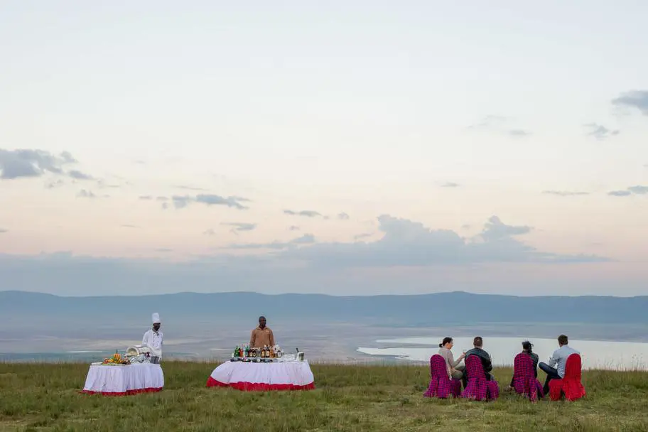 Cena al aire libre en el Ngorongoro Serena Safari Lodge.