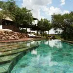 La soleada terraza de la piscina es el lugar perfecto para broncearse o leer esa novela que tiene pendiente.