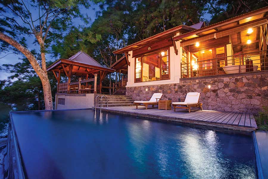 Exterior de su villa con piscina privada.