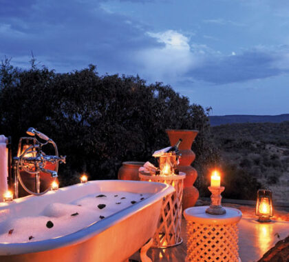 Return from your game drive & find a petal-strewn bubble bath waiting for you - luxury!