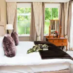 Cada una de las habitaciones de Abbey Manor está decorada individualmente con muebles seleccionados a mano y detalles extravagantes.
