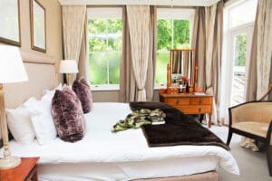 Cada una de las habitaciones de Abbey Manor está decorada individualmente con muebles seleccionados a mano y detalles extravagantes.
