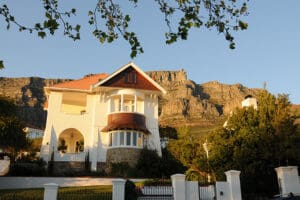 Esta antigua casa de huéspedes goza de una ubicación ideal con la emblemática Montaña de la Mesa como telón de fondo.