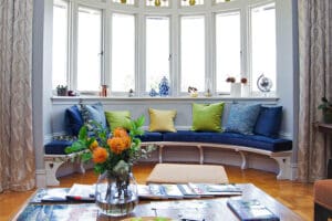 Los interiores de esta elegante casa de huéspedes presentan techos altos, ventanales y muebles ornamentados.