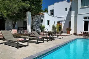 Durante el día podrá tomar el cálido sol de Ciudad del Cabo junto a la piscina.