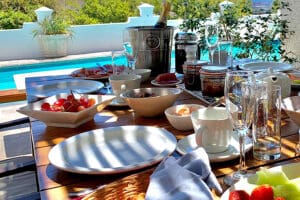 Si hace buen tiempo, se puede desayunar al aire libre.