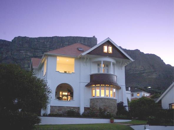 This grand old guesthouse is ideally located against the backdrop of the iconic Table Mountain.