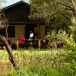 El patio de madera tiene vistas a una charca.