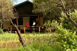 El patio de madera tiene vistas a una charca.