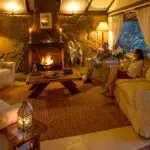 Acurrúcate junto a la chimenea del salón.