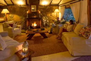 Acurrúcate junto a la chimenea del salón.