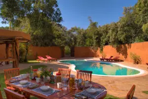 Refrésquese en la piscina.