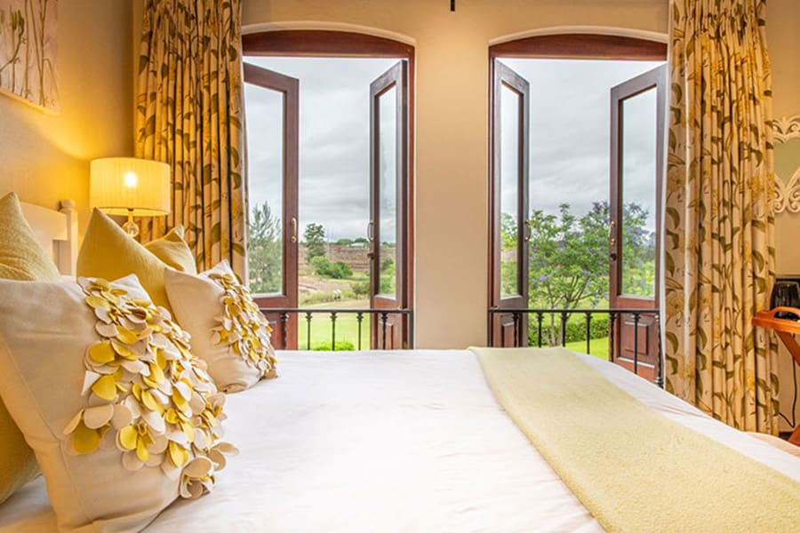Restaurante Oliver's y vista del Lodge desde la habitación.