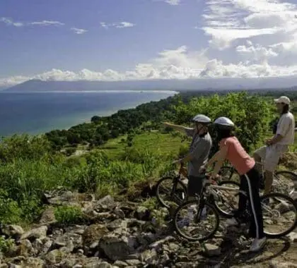 El ciclismo de montaña alrededor del lago Malawi añade un toque emocionante a las tradicionales vacaciones en la playa.