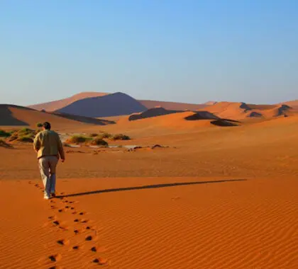 Caminar por las dunas rojas de Sossusvlei forma parte de la experiencia del desierto del Namib.