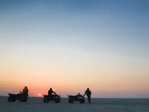 Caminar por las dunas rojas de Sossusvlei forma parte de la experiencia del desierto del Namib.