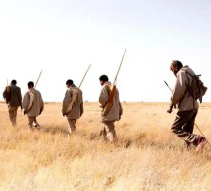Únase a un grupo de rastreadores bosquimanos en el desierto del Kalahari de Botsuana para conocer un mundo perdido.