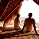 Disfrute de una bebida fría al atardecer y de las vistas desde la comodidad de su banda de playa privada.