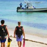 Pasee hasta la playa desde su suite y suba a bordo de la lancha de buceo.