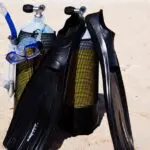 Los centros de submarinismo proporcionan todo el equipo necesario; la mayoría ofrecen también equipo de buceo gratuito.