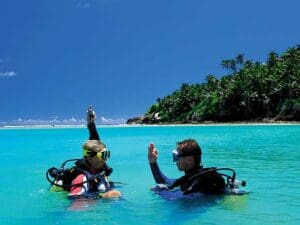 Muchos resorts cuentan con una escuela de buceo, que lleva a los principiantes de la piscina al océano.