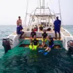 A los mejores arrecifes se suele acceder en barco.