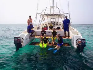 A los mejores arrecifes se suele acceder en barco.