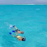 Practicar snorkel en aguas cálidas y seguras forma parte de la experiencia Quirimbas, ideal para familias.